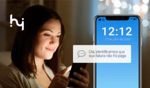 mulher recebendo sms marketing de uma empresa.